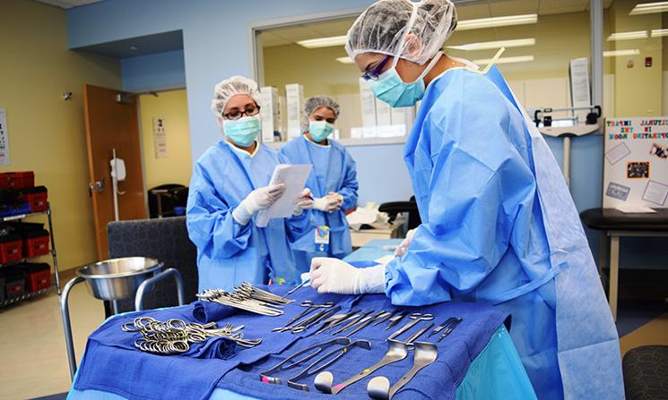 外科技术学生在手术室里一起工作.